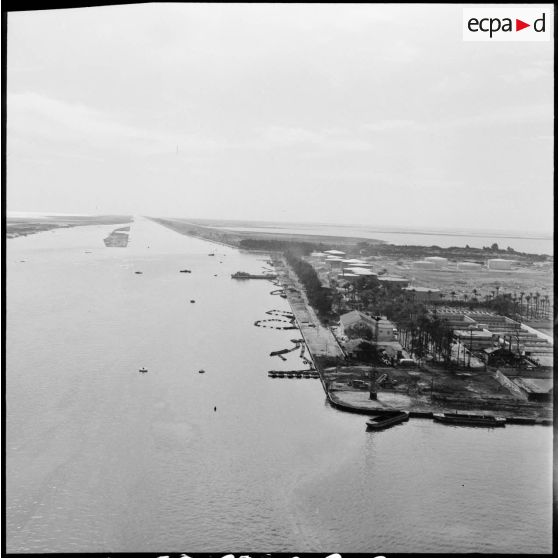 Le canal de Suez au sud de Port-Saïd.
