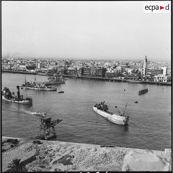 Les bateaux Péluse et Pollux sabordés par les autorités égyptiennes à l'entrée du canal de Suez à Port-Saïd.