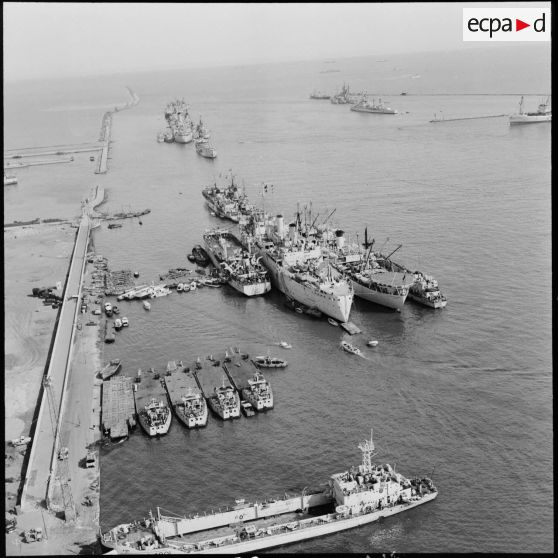 Bâtiments des marines alliées à Port-Saïd.