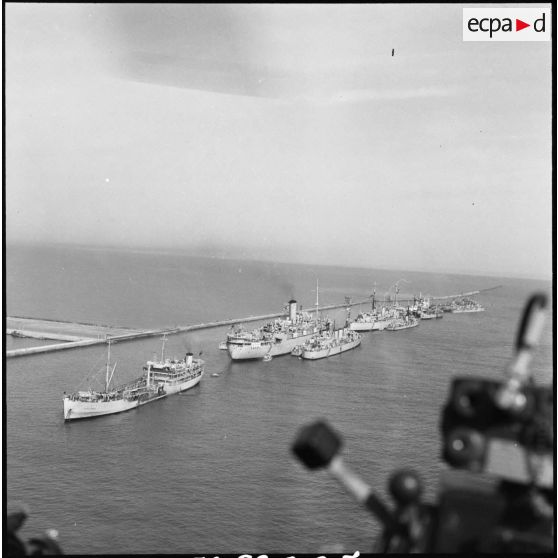 Bâtiments des marines alliées à Port-Saïd.