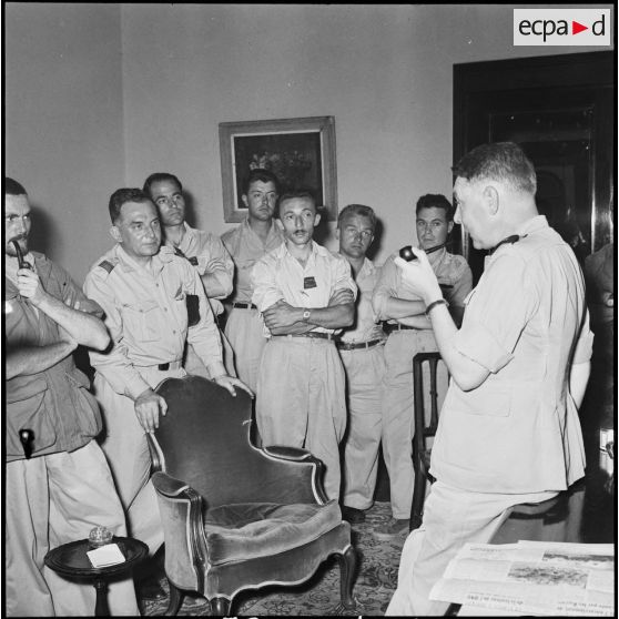 Le général Beaufre reçoit les accrédités de presse et les reporters du SCA à Port-Fouad.