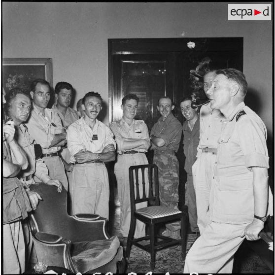 Le général Beaufre reçoit les accrédités de presse et les reporters du SCA à Port-Fouad.