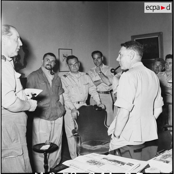 Le général Beaufre reçoit les accrédités de presse et les reporters du SCA à Port-Fouad.