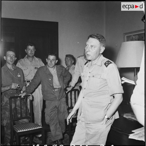 Le général Beaufre reçoit les accrédités de presse et les reporters du SCA à Port-Fouad.