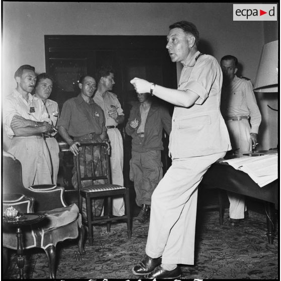 Le général Beaufre reçoit les accrédités de presse et les reporters du SCA à Port-Fouad.