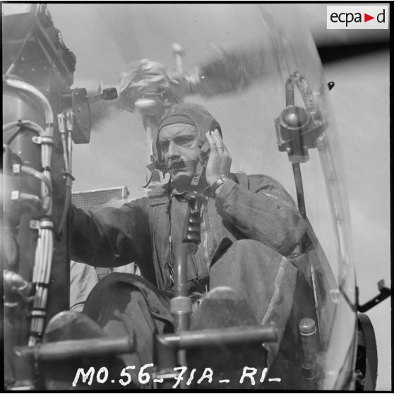Le capitaine Durand à bord d'un hélicoptère Bell, à Port-Saïd.