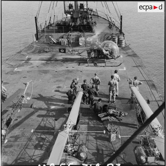 Le peloton d'hélicoptères Bell à bord du cargo Léon Mazella à Port-Saïd.