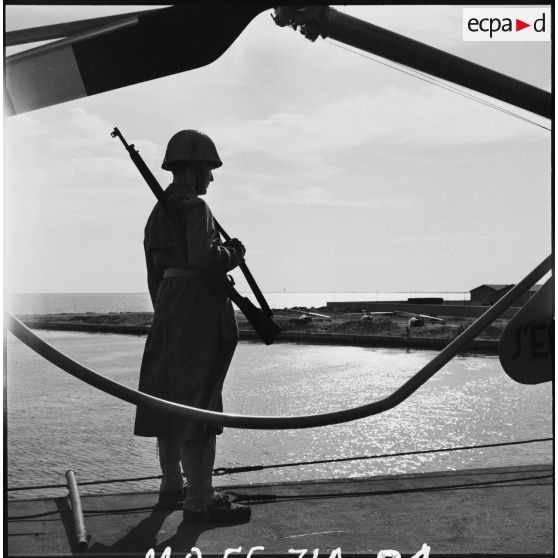 Une sentinelle à bord du cargo Léon Mazella à Port-Saïd.