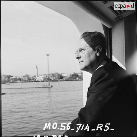 Le médecin en chef Monnier à bord du navire-hôpital La Marseillaise à Port-Saïd.