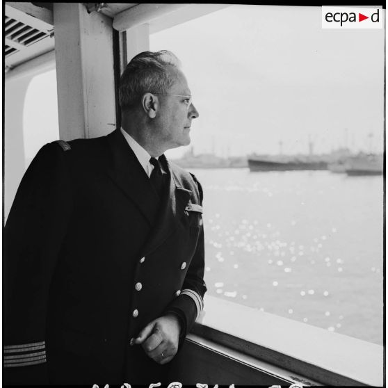 Le médecin en chef Monnier à bord du navire-hôpital La Marseillaise à Port-Saïd.