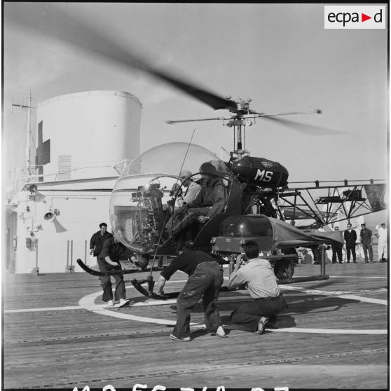 L'appontage d'un hélicoptère sanitaire Bell sur le navire-hôpital La Marseillaise à Port-Saïd.