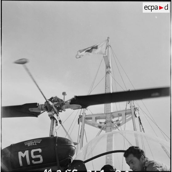 L'appontage d'un hélicoptère sanitaire Bell sur le navire-hôpital La Marseillaise à Port-Saïd.