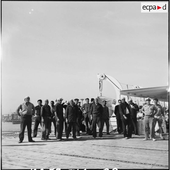 Portrait de groupe sur le navire-hôpital La Marseillaise à Port-Saïd.