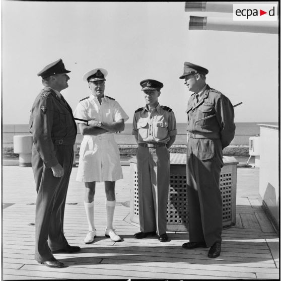 Le général Sir Charles Keightley, l'amiral Durnford-Slater, l'Air Marshal Denis Barnett et le général Sir Hugh Stockwell à bord du HMS Tyne.