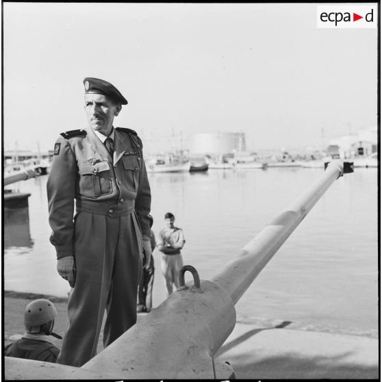 Le général Massu sur un AMX-13 à Port-Saïd.