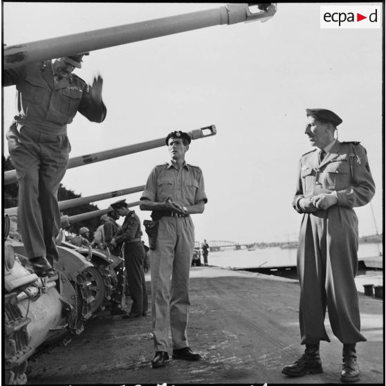 Les généraux Keightley et Massu à Port-Saïd.