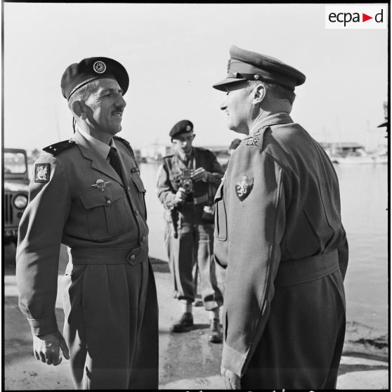 Le général Keightley félicite le général Massu, au terme de sa visite à Port-Saïd.