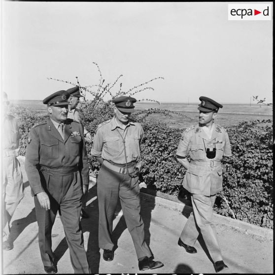Le général Keightley se rend à El Cap, gardée par le Royal Weest Kent.