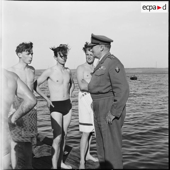 Le général Keightley s'entretient avec des soldats britanniques à El Cap.