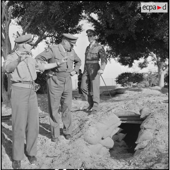 Le général Keightley devant l'entrée d'un abri à El Cap.