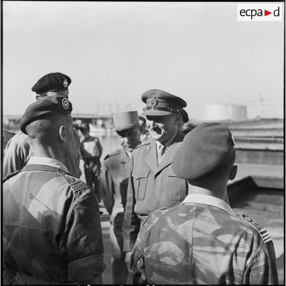 Le général Keightley interroge un officier parachutiste à Port Saïd.