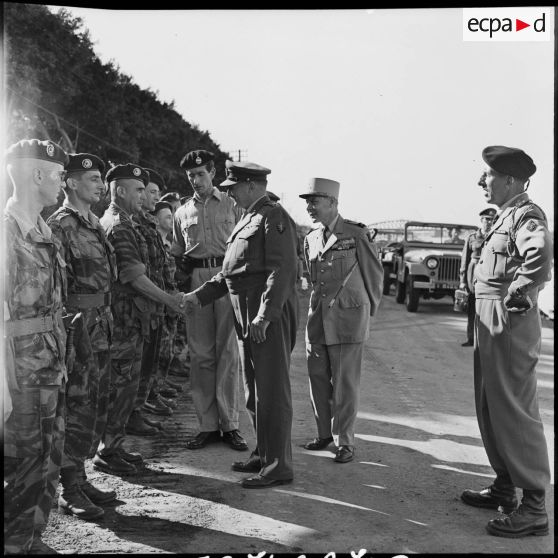 Le général Keightley interroge des officiers parachutistes français à Port Saïd.