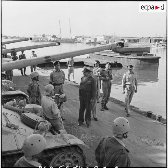 Le général Keightley interroge un officier du peloton d'AMX-13 à Port-Saïd.