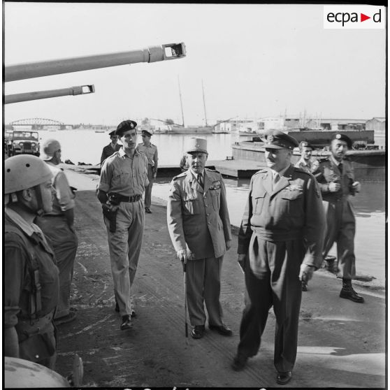 Le général Keightley interroge un officier du peloton d'AMX-13 à Port-Saïd.