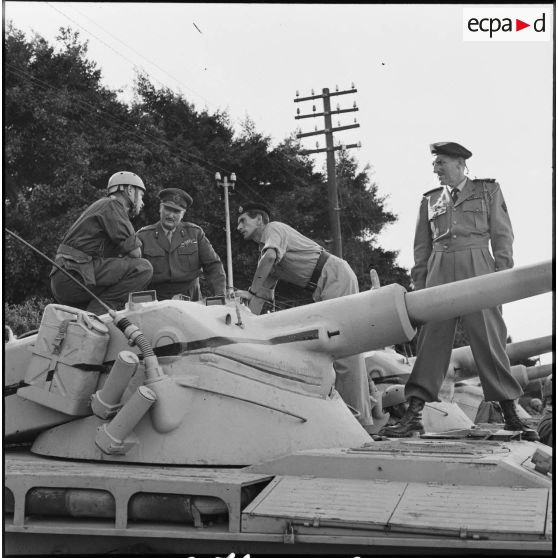 Le général Keightley interroge un officier du peloton d'AMX-13 à Port-Saïd.