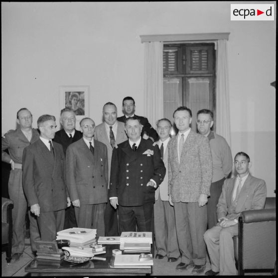 Le vice-amiral d'escadre Barjot au consulat de France.<br>