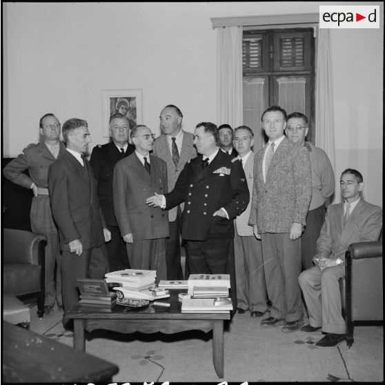 Le vice-amiral d'escadre Barjot au consulat de France.<br>