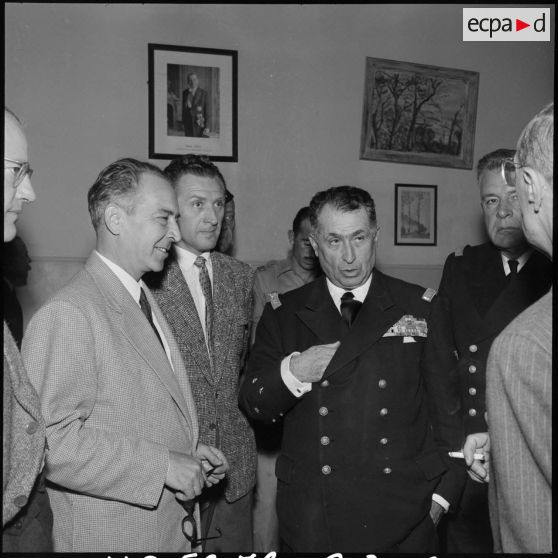 Le vice-amiral d'escadre Barjot au consulat de France.<br>