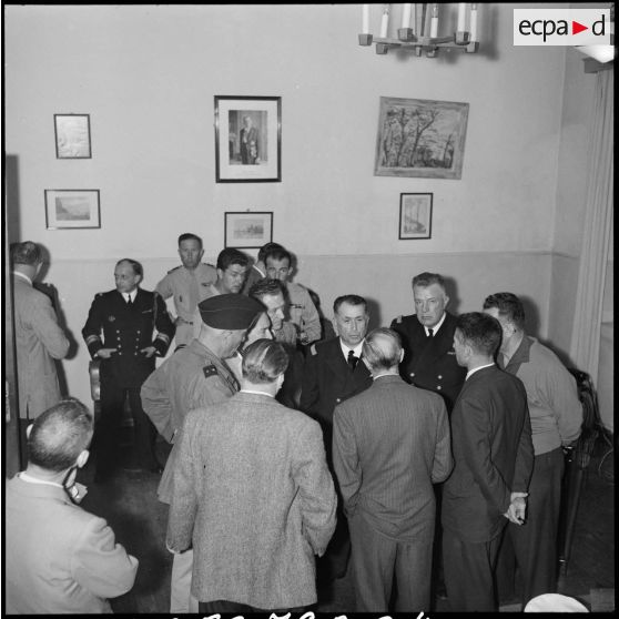 Le vice-amiral d'escadre Barjot au consulat de France.<br>