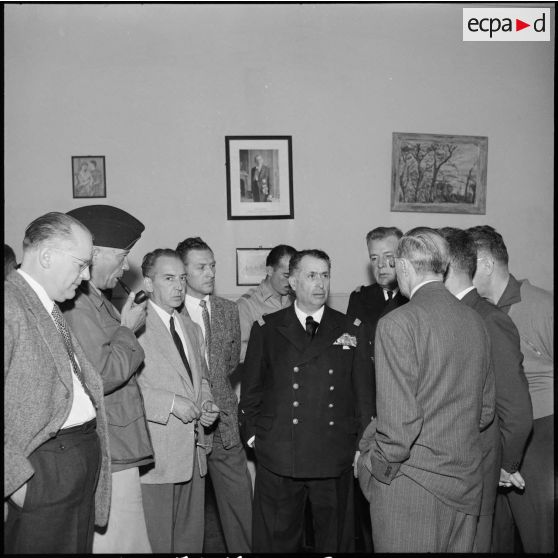 Le vice-amiral d'escadre Barjot au consulat de France.<br>