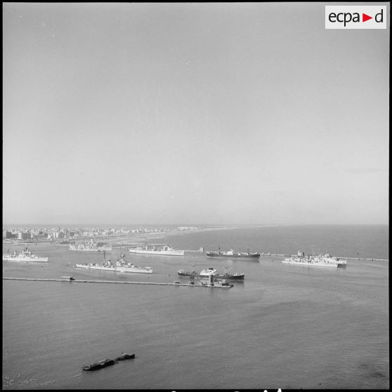 Une partie de la flotte franco-britannique dans l'avant-port de Port-Saïd.