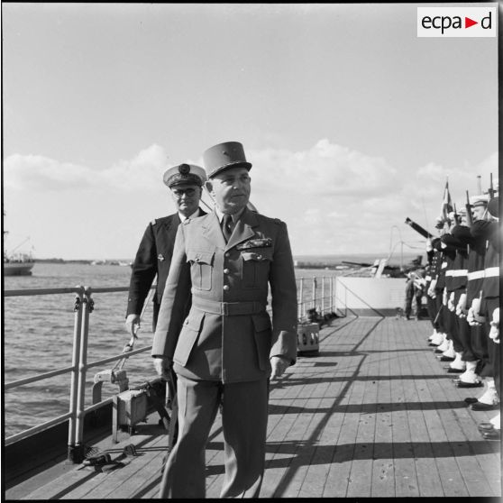 Le général Gazin passe en revue l'équipage du croiseur Georges Leygues en rade de Limassol.