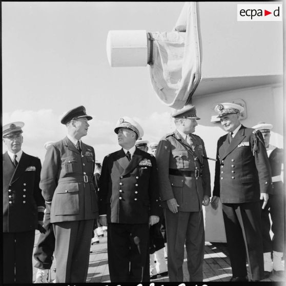 L'Air Marshal Barnett, le vice-amiral d'escadre Barjot, le général Sir Charles Keightley et le contre-amiral Lancelot à bord du croiseur Georges Leygues en rade de Limassol.