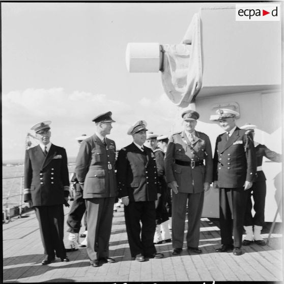 L'Air Marshal Barnett, le vice-amiral d'escadre Barjot, le général Sir Charles Keightley et le contre-amiral Lancelot à bord du croiseur Georges Leygues en rade de Limassol.