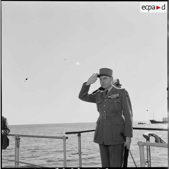 Le général de division Beaufre à bord du croiseur Georges Leygues en rade de Limassol.