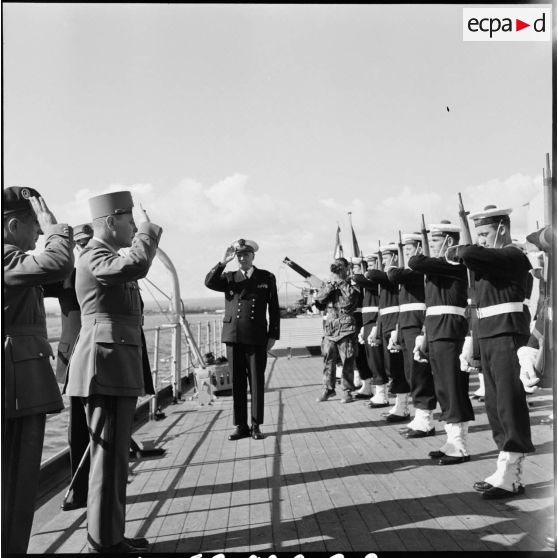 Le général de division Beaufre salue l'équipage du croiseur Georges Leygues en rade de Limassol.