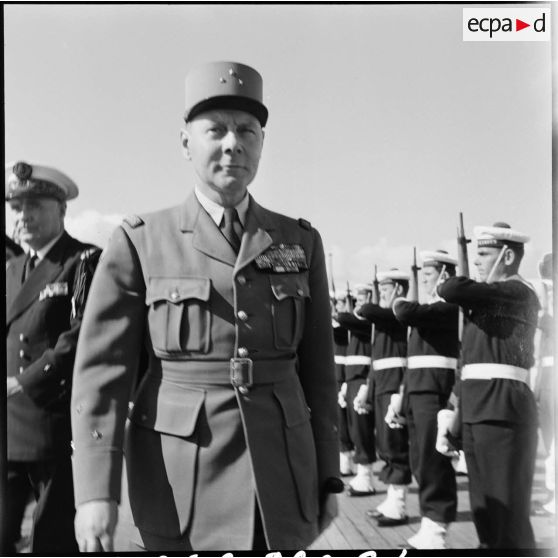 Le général de division Beaufre sur le croiseur Georges Leygues en rade de Limassol.