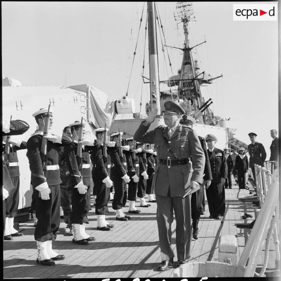 Le général britannique Sir Charles Keightley passe en revue l'équipage du croiseur Georges Leygues en rade de Limassol.