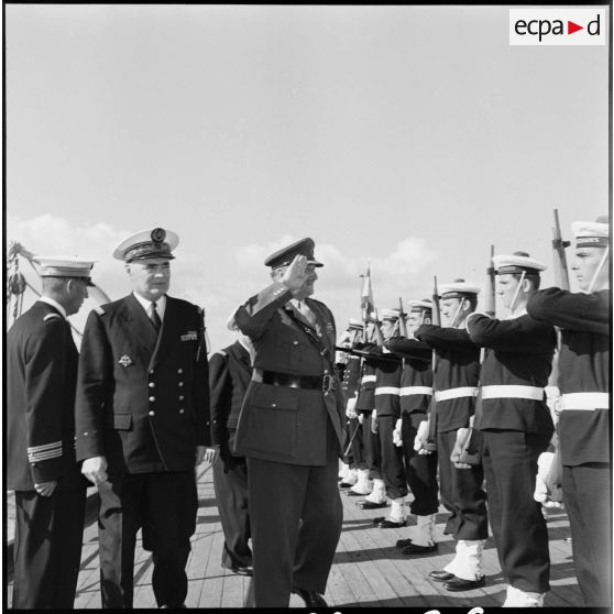 Le général britannique Sir Charles Keightley passe en revue l'équipage du croiseur Georges Leygues en rade de Limassol.