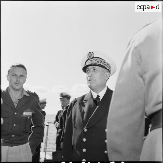 Le vice-amiral d'escadre Barjot sur le croiseur Georges Leygues en rade de Limassol.