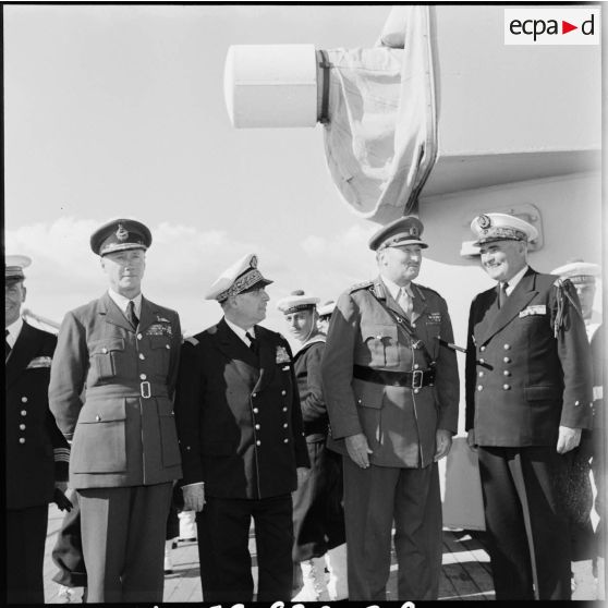 L'Air Marshal Barnett, le vice-amiral d'escadre Barjot, le général Sir Charles Keightley et le contre-amiral Lancelot à bord du croiseur Georges Leygues en rade de Limassol.