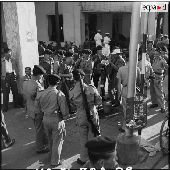Des soldats britanniques devant l'appareil d'un photographe ambulant à Port-Saïd.