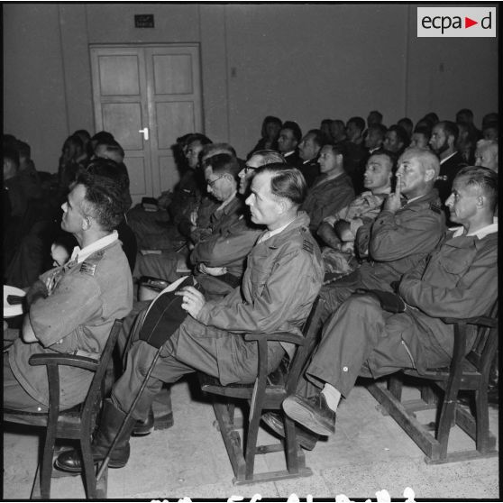 Le général Beaufre réunit les officiers français à Port-Fouad.
