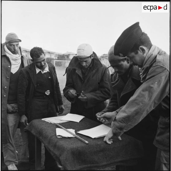 La perception de la solde au camp de prisonniers égyptiens à Port-Fouad.