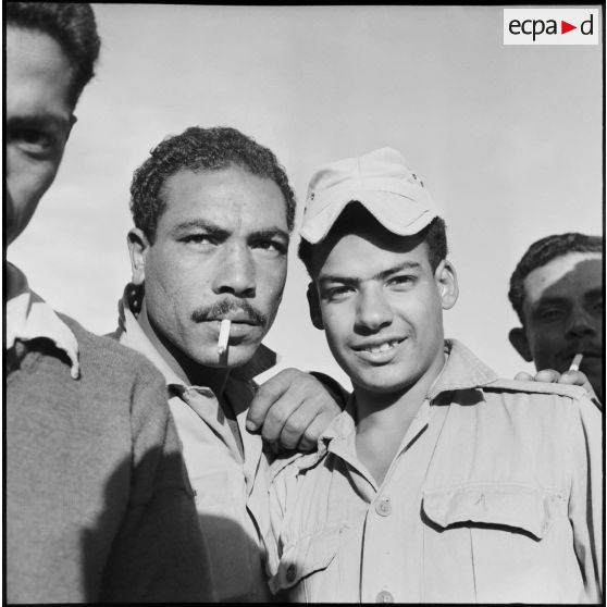 Les prisonniers égyptiens du camp de Port-Fouad, après la distribution de cigarettes.