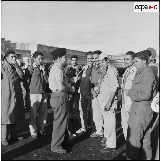 La distribution de cigarettes au camp de prisonniers égyptiens à Port-Fouad.
